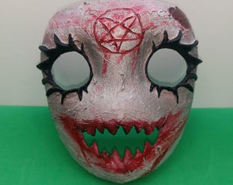 Máscara de muñeca de terror: cara de muñeca con pentagrama espeluznante para decoración o disfraz