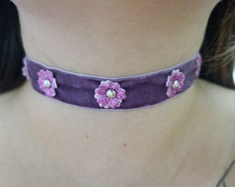 Gargantilla de terciopelo morado Kat de Lost Records con 5 flores brillantes