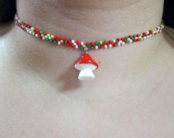 Gargantilla con forma de seta - Cuentas de cristal checo rojas y verdes - Ajustable de 37 a 45 cm - Joyería estilo cottagecore