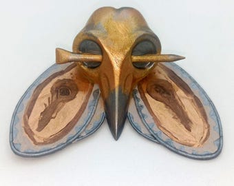 Lost Records: Bloom & Rage – Swann-brosch – Nål i harts och akryl med kråkskalle och fjärilsvingar