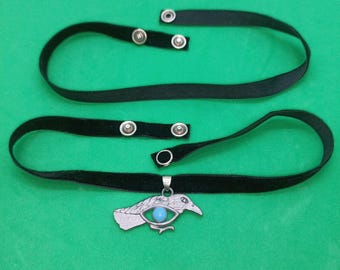 Gargantilla Swann de Lost Records Bloom and Rage Fan - Terciopelo hecho a mano con colgante de cuervo