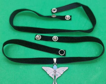 Gargantilla Swann de Lost Records Bloom and Rage - Terciopelo hecho a mano con colgante de mariposa