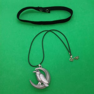 Lost Records: Bloom and Rage (Band 2) – Kat Choker & Halsband Set – Sammets Choker med Resin Kråka och Månehänge
