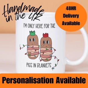 Taza de cerdos en mantas: más feliz que un cerdo en una manta: divertida taza de tocino con salchicha de dibujos animados, personalizable, regalo personalizado, festivo navideño