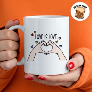 Mug personnalisé Love is love - cadeau joyeux mois de la fierté - citation positivité - communauté LGBTQ - cadeau de famille d'amis, mains coeurs arc-en-ciel
