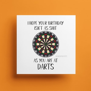Verjaardagskaart dartliefhebber, grappige onbeleefde kaart, shit at darts - verjaardagswenskaart voor hem, grappige broer vader oom neef kaart, dartspeler