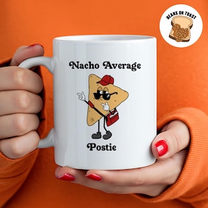Personalizowany kubek Nacho Average Postie! Przemyślane podziękowania, świąteczny prezent dla listonosza, pracownika poczty, pani z poczty, służby pocztowej