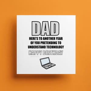 Peut inclure: Une carte blanche avec du texte noir qui dit "DAD HERE'S TO ANOTHER YEAR OF YOU PRETENDING TO UNDERSTAND TECHNOLOGY HAPPY BIRTHDAY". Une illustration en noir et blanc d'un ordinateur portable se trouve sous le texte.