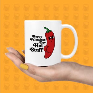 Taza personalizada con texto "Happy Valentine's Day Hot Stuff": chile estilo dibujo animado retro, divertida y personalizable, amor, pareja, novio y novia