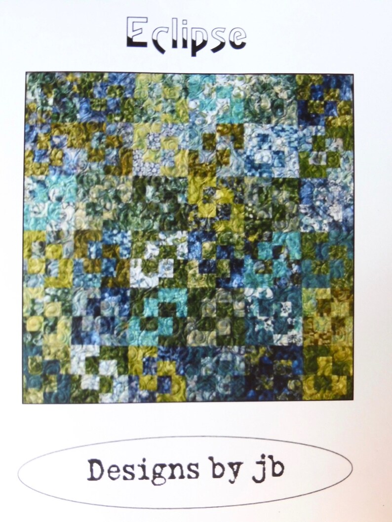K&ouml;nnte beinhalten: Ein Quiltmuster namens "Eclipse" mit einem Patchwork-Design aus blauen, gr&uuml;nen und gelben Stoffquadraten. Das Muster stammt von Designs by jb.