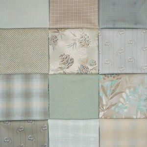 K&ouml;nnte beinhalten: Eine Sammlung von 12 Stoffquadraten in verschiedenen Gr&uuml;nt&ouml;nen, Braun- und Blaut&ouml;nen. Die Stoffe zeigen verschiedene Muster, darunter Karos, Blumen und geometrische Designs.