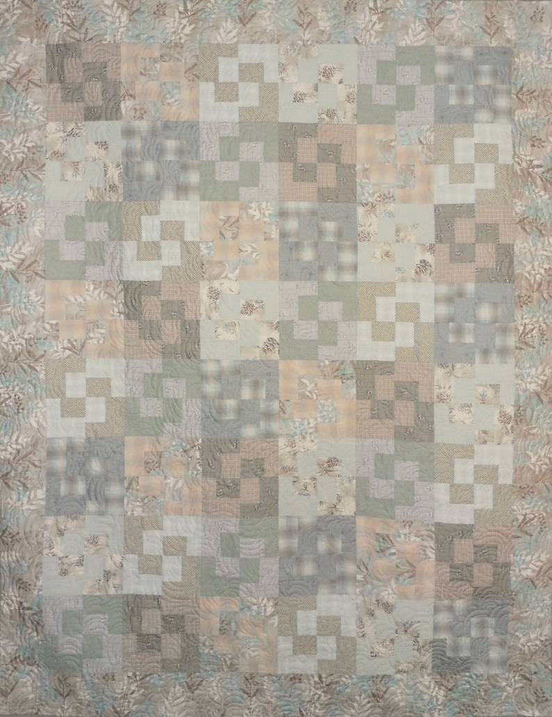 K&ouml;nnte beinhalten: Eine Steppdecke mit Patchwork-Muster in verschiedenen Beige-, Braun- und Graut&ouml;nen. Die Decke besteht aus Quadraten unterschiedlicher Gr&ouml;&szlig;e und Muster, die eine optisch interessante und strukturierte Oberfl&auml;che erzeugen.
