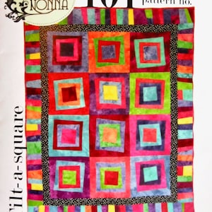 Może przedstawiać: Kolorowy wzór patchworku z wzorem "Tilt-a-square". Patchwork składa się z kwadratów w różnych kolorach i wzorach, w tym czerwonym, zielonym, niebieskim, żółtym i fioletowym. Patchwork jest otoczony obramowaniem z czarnych i białych kropek.