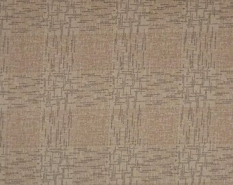 Puede incluir: Primer plano de una tela beige con un sutil patrón tejido de finas líneas oscuras que crean un diseño en forma de cuadrícula.