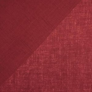 Op de afbeelding: Een close-up van rode stof met een diagonale splitsing, die twee verschillende texturen laat zien. De linkerkant heeft een gladde, effen uitstraling, terwijl de rechterkant een iets ruwere, meer getextureerde uitstraling heeft. De kleur is een diep, rijk rood.