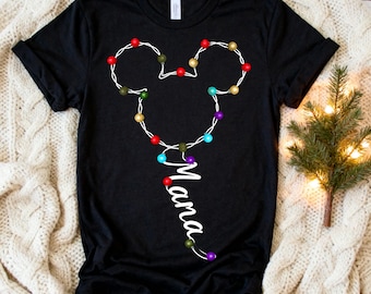 Maglietta natalizia Disney con luci, nome personalizzato, maglietta natalizia di Topolino, maglietta coordinata per il viaggio in famiglia a Disneyland 2026