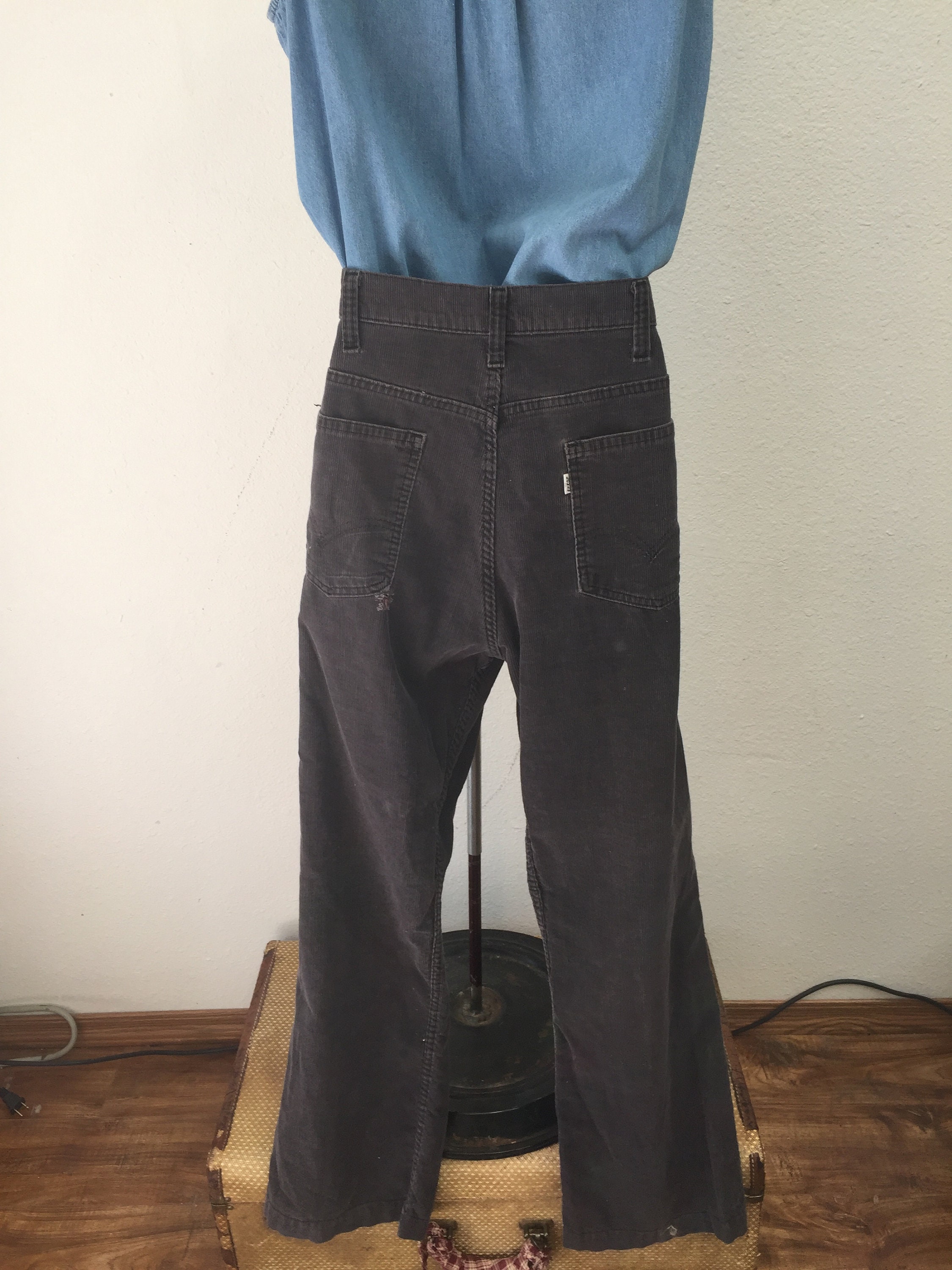 distressed levi jeans