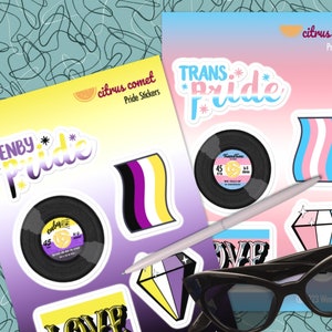 Pode incluir: Um conjunto de adesivos de orgulho com vários designs, incluindo um disco com o texto "enby" e "trans" em um esquema de cores arco-íris, uma forma de diamante com um esquema de cores amarelo, roxo e preto, e uma bandeira com um esquema de cores azul, rosa e branco. Os adesivos estão em um fundo amarelo e rosa com o texto "citrus comet pride stickers" e "trans pride" em fonte branca.