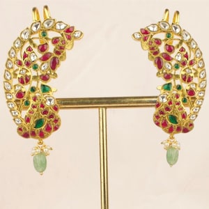Kundan-oorbellen | Traditionele Indiase oormanchetten met rode, groene en witte stenen | Etnische oorbellen