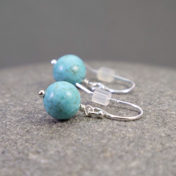 Turquoise Magnesite Drop Oorbellen: Silver Healing Natural Blue Crystal Ball Gemstone Bungelt, Hypoallergenic Nickel Gratis Eenvoudig Cadeau voor haar