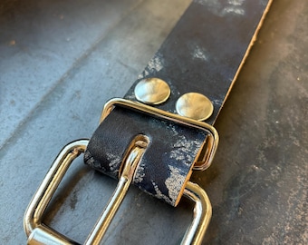 Unique leather belt / navy blue / brush stroke finish
