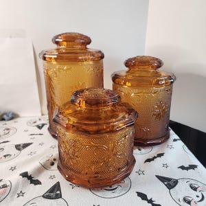 VTG Tiara Indiana Glass Amber ~ Pot ~ Koekjes ~ Set van 3 busjes met deksels ~