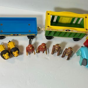 Vintage Fisher Price Circus Train •2 Lions • 2 Monkeys • 2 Bears • 1 Elephant