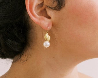 Leaf Bridal Earrings, Pearl Wedding Earrings, Pearl Bridal Jewellery, Pearl and Leaf bridal earrings, simple pearl drop earrings