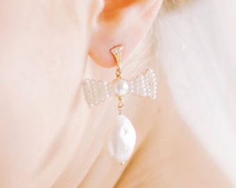 Pearl bow wedding earrings. Statement bow bridal pearl earrings. Bridal earrings. Pearl drop earrings for wedding.