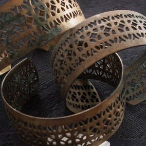 RARE Lot Vintage Old Filigree Brass Cuff Bracelet Art Deco Victorian Steampunk 1 Inch Wide Natural Patina FREE GIFT 22g Wire Ear Wires W2 image 5