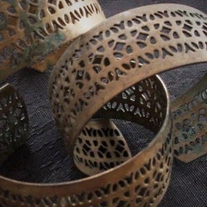RARE Lot Vintage Old Filigree Brass Cuff Bracelet Art Deco Victorian Steampunk 1 Inch Wide Natural Patina FREE GIFT 22g Wire Ear Wires W2 image 1