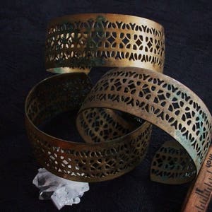 RARE Lot Vintage Old Filigree Brass Cuff Bracelet Art Deco Victorian Steampunk 1 Inch Wide Natural Patina FREE GIFT 22g Wire Ear Wires W2 image 3