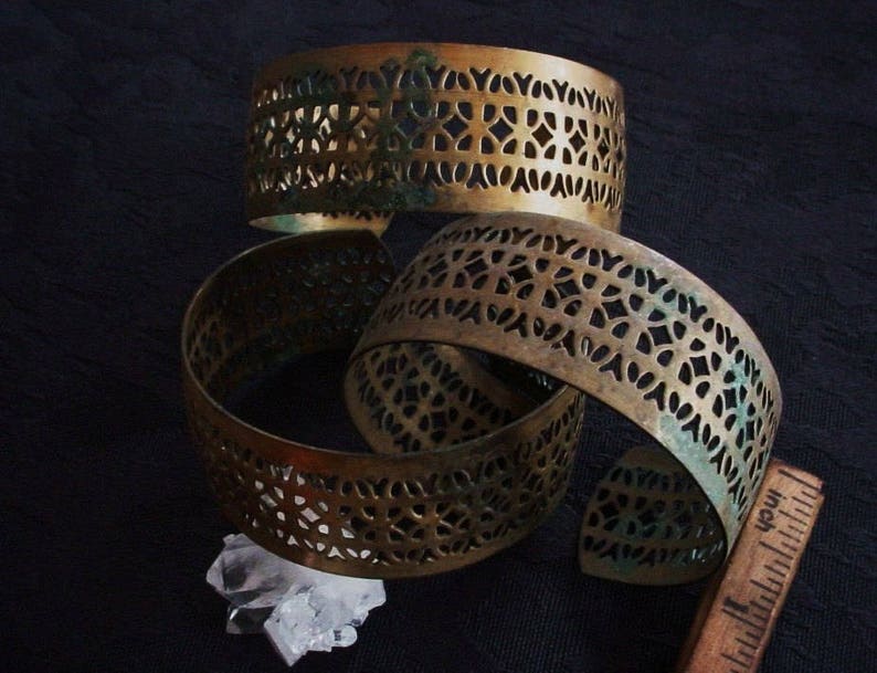 RARE Lot Vintage Old Filigree Brass Cuff Bracelet Art Deco Victorian Steampunk 1 Inch Wide Natural Patina FREE GIFT 22g Wire Ear Wires W2 image 3