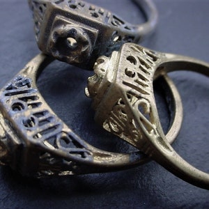 OLD Antique Victorian Filigree Finger Rings Size 9 10 Vintage Brass With Setting For 3mm Cabochon 22pp 23pp Swarovski Crystal Rhinestone NN2