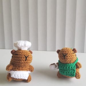 Handgemachte häkeln Capybara Barista & Chef - Amigurumi Plüsch Set - süsse Tierpuppen - Kaffee-Liebhaber-Geschenk - anpassbare Schlüsselanhänger Option