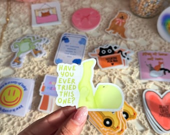 Pegatina de vinilo inspirada en Smiski: Figura verde, abalorio kawaii