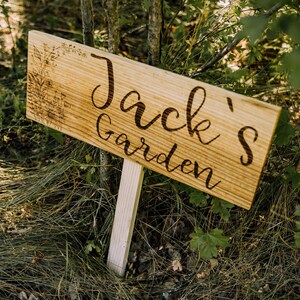 Personalized Wooden Garden Sign Outdoor Custom Name Sign Rustic Yard Decor Garden Marker with Stake Gift for Gardeners