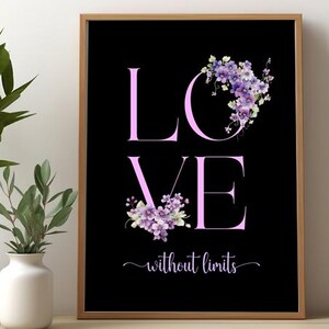 Op de afbeelding: Een ingelijste wandkunstprint met een zwarte achtergrond en het woord LOVE in grote roze letters. De letter O is versierd met paarse bloemtrossen en de tekst without limits staat in wit cursief schrift onderaan de print.