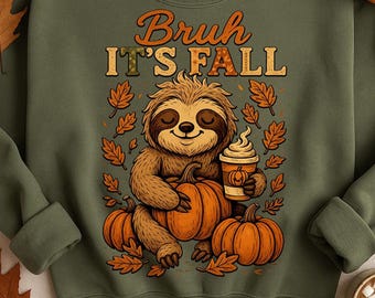 Pode incluir: Camisola verde-oliva com o texto "Bruh It's Fall" e uma preguiça de desenho animado segurando um latte de abóbora e abóboras. O design apresenta folhas de outono e abóboras, perfeito para o outono.
