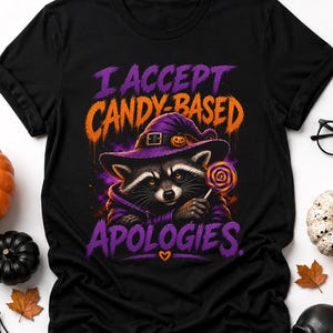 Camiseta de Halloween "Aceito Desculpas Baseadas em Doces", Camiseta Divertida com Guaxinim Bruxa, Presente Perfeito para a Temporada Assustadora
