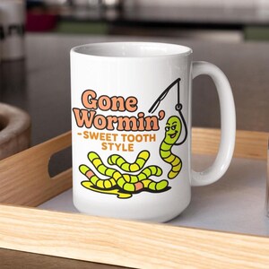 Taza de cerámica "Gone Wormin'" para amantes de los dulces, bonito regalo de pesca, taza de café, taza humorística, vasos coloridos, taza del Día de los Gusanos de Goma