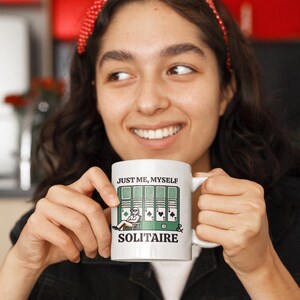 Solitaire koffiemokset, Just Me, Myself & Solitaire, perfect voor gamers, cadeau voor kaartliefhebbers, eigenzinnig huisdecor, verjaardagscadeau