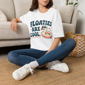 フロートはクールTシャツ、プールサマーグラフィック、かわいいレトロプールフロート、ミニマルなアウトラインスタイル、世界溺水防止デー