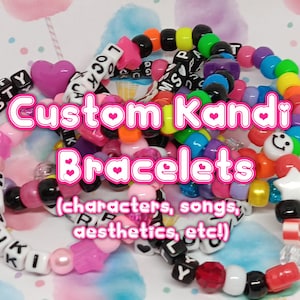Puede incluir: Primer plano de un montón de pulseras kandi personalizadas de colores. Las pulseras están hechas con cuentas de colores y presentan letras, símbolos y corazones. El texto "Custom Kandi Bracelets (characters, songs, aesthetics, etc!)" es visible en la imagen.