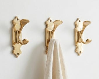Minimalistischer Wandhaken aus Massivem Messing | Handgefertigte Moderne Doppel Haken mit Glatte Rückplatte, Mantel Handtuch & Roben Haken, Hergestellt in Marokko
