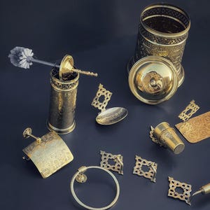 Handgefertigtes marokkanisches Badezimmerzubehör-Set aus Messing - 9-teiliges, nicht lackiertes, graviertes Messing - Luxuriöses Badezimmerdekor für die Wandmontage, Handwerkergeschenkidee