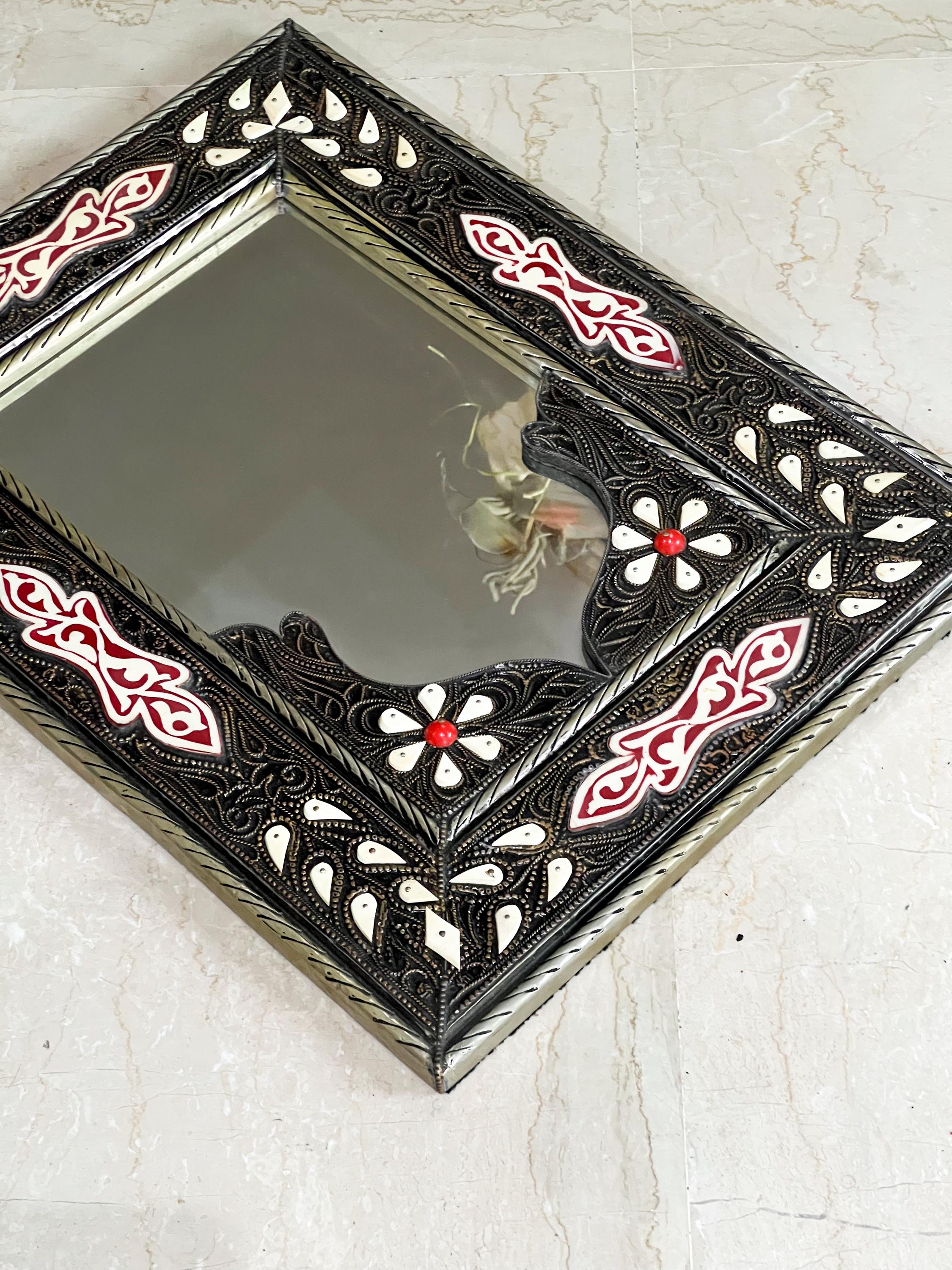 モロッコ風ウォールミラー：骨象嵌入りハンドメイドシルバーメタル