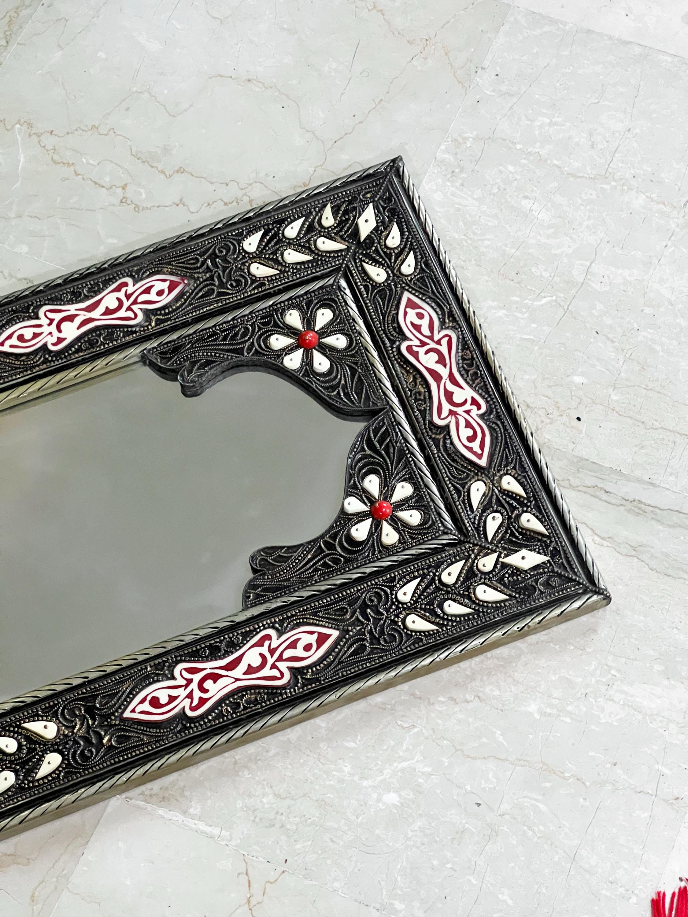 モロッコ　金属フレーム 壁掛けミラー　ヴィンテージ モロッコ風ウォールミラー：骨象嵌入りハンドメイドシルバーメタル