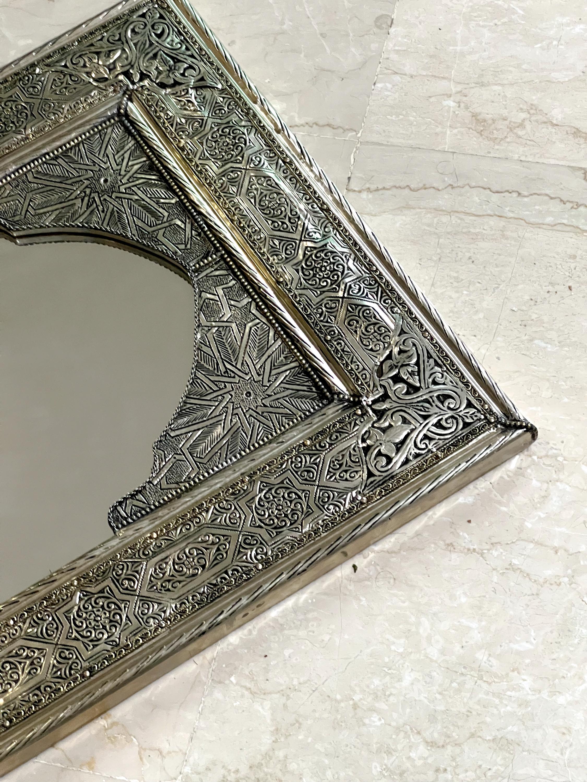 モロッコ　金属フレーム 壁掛けミラー　ヴィンテージ ヴィンテージ モロッコ 壁掛けミラー 真鍮 銅 銀 金属 ガラス 一点物