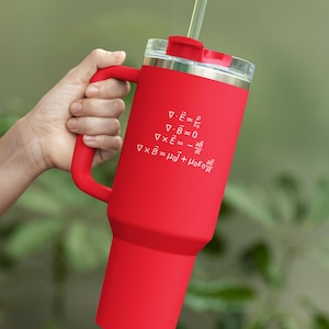 Könnte beinhalten: Eine rote Reise-Thermoskanne mit Henkel und Strohhalm. Die Kanne hat einen weißen Text mit der Aufschrift: "V.E = p/εo, V.B = 0, V x E = - ∂B/∂t, V x B = μoJ + μoεo ∂E/∂t".